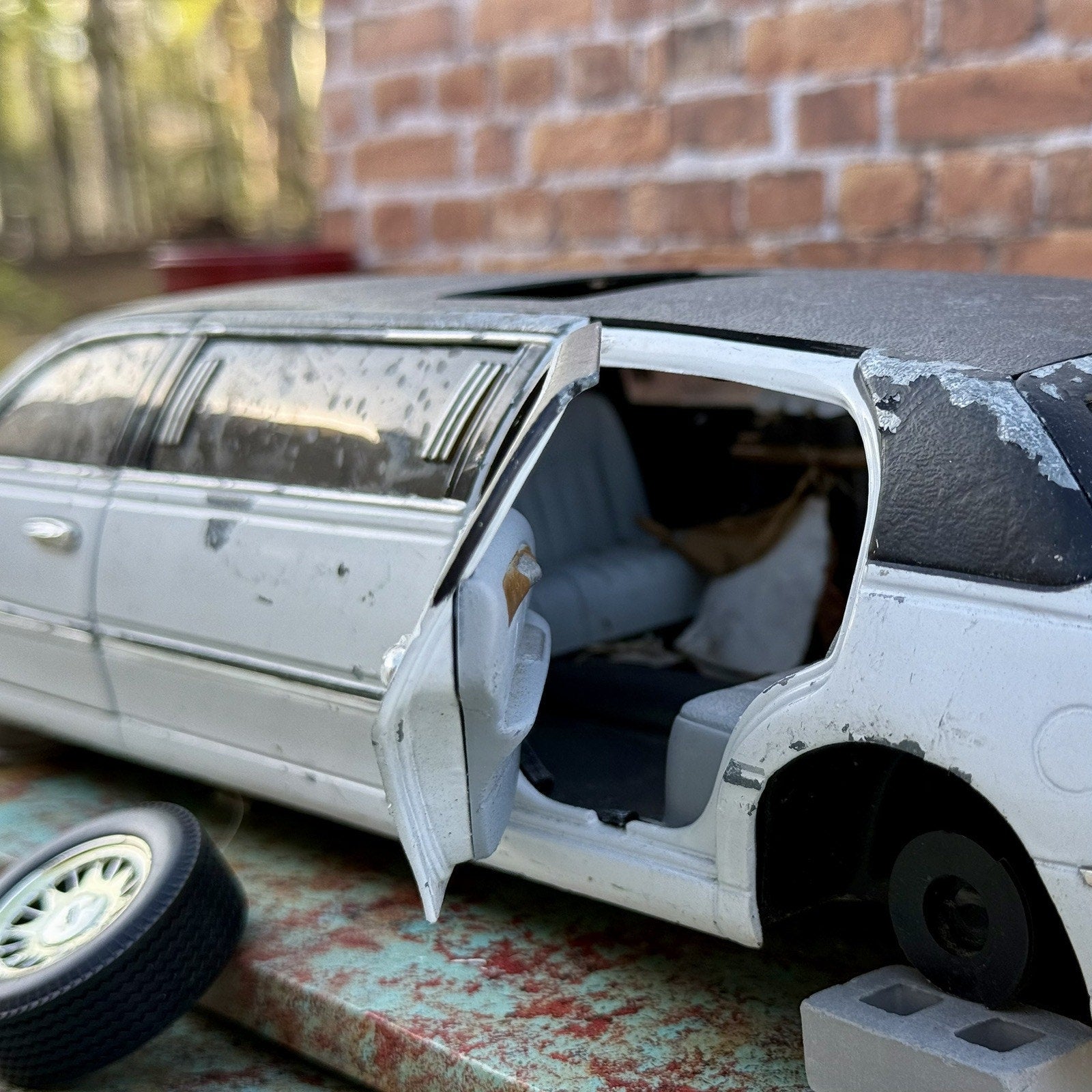 Sun Star 1999 Lincoln Limousine White 1/18 Scale Diecast Model Car | Parts Car - Product Image