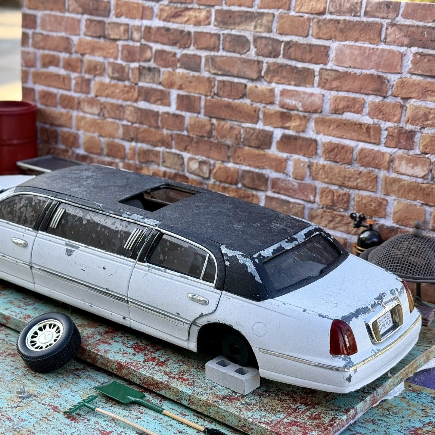 Sun Star 1999 Lincoln Limousine White 1/18 Scale Diecast Model Car | Parts Car - Product Image