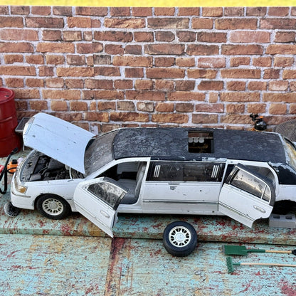 Sun Star 1999 Lincoln Limousine White 1/18 Scale Diecast Model Car | Parts Car - Product Image