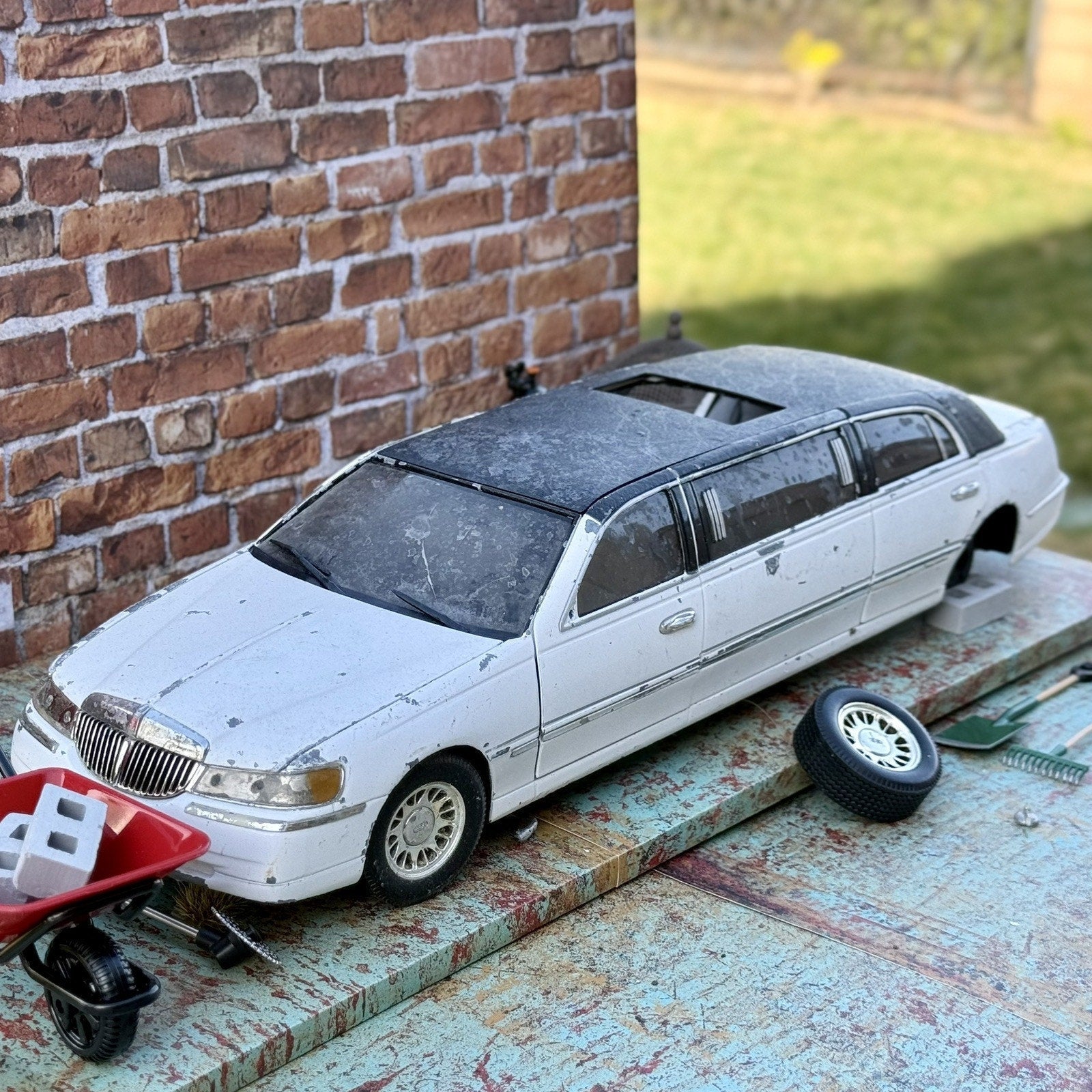 Sun Star 1999 Lincoln Limousine White 1/18 Scale Diecast Model Car | Parts Car - Product Image