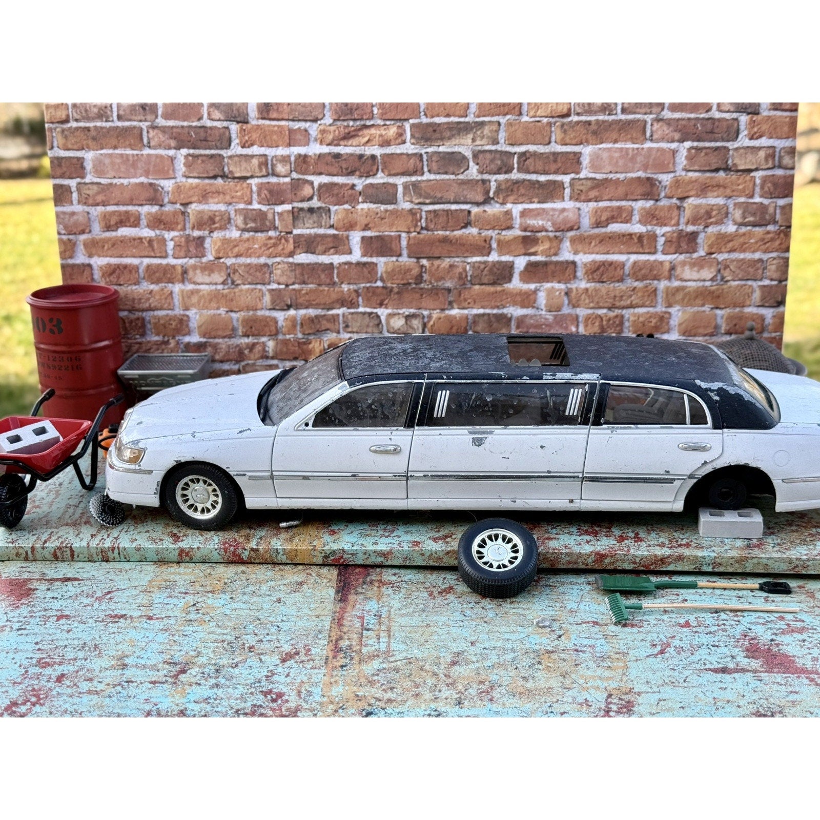Sun Star 1999 Lincoln Limousine White 1/18 Scale Diecast Model Car | Parts Car - Product Image