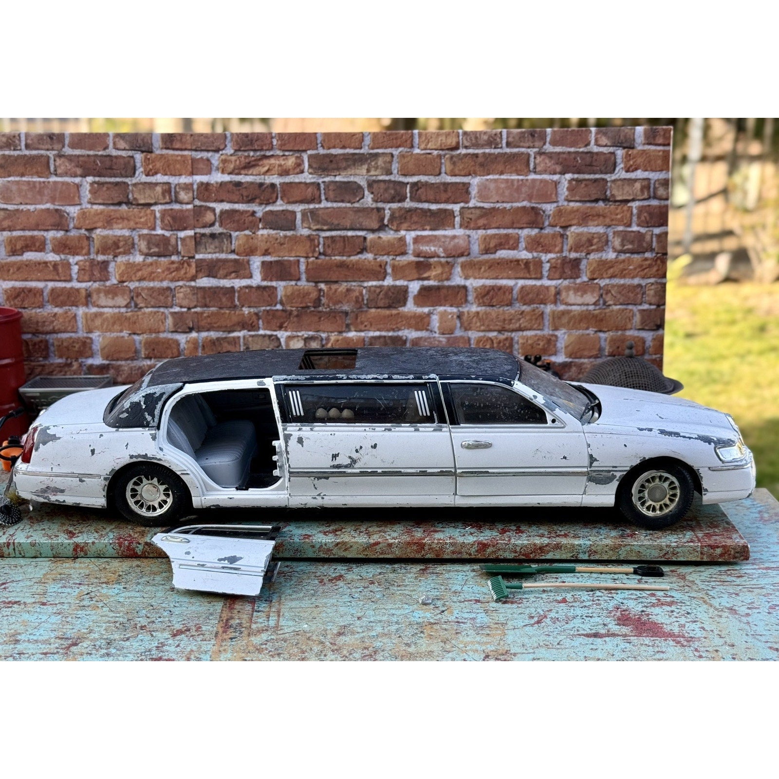 Sun Star 1999 Lincoln Limousine White 1/18 Scale Diecast Model Car | Parts Car - Product Image