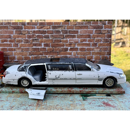 Sun Star 1999 Lincoln Limousine White 1/18 Scale Diecast Model Car | Parts Car - Product Image