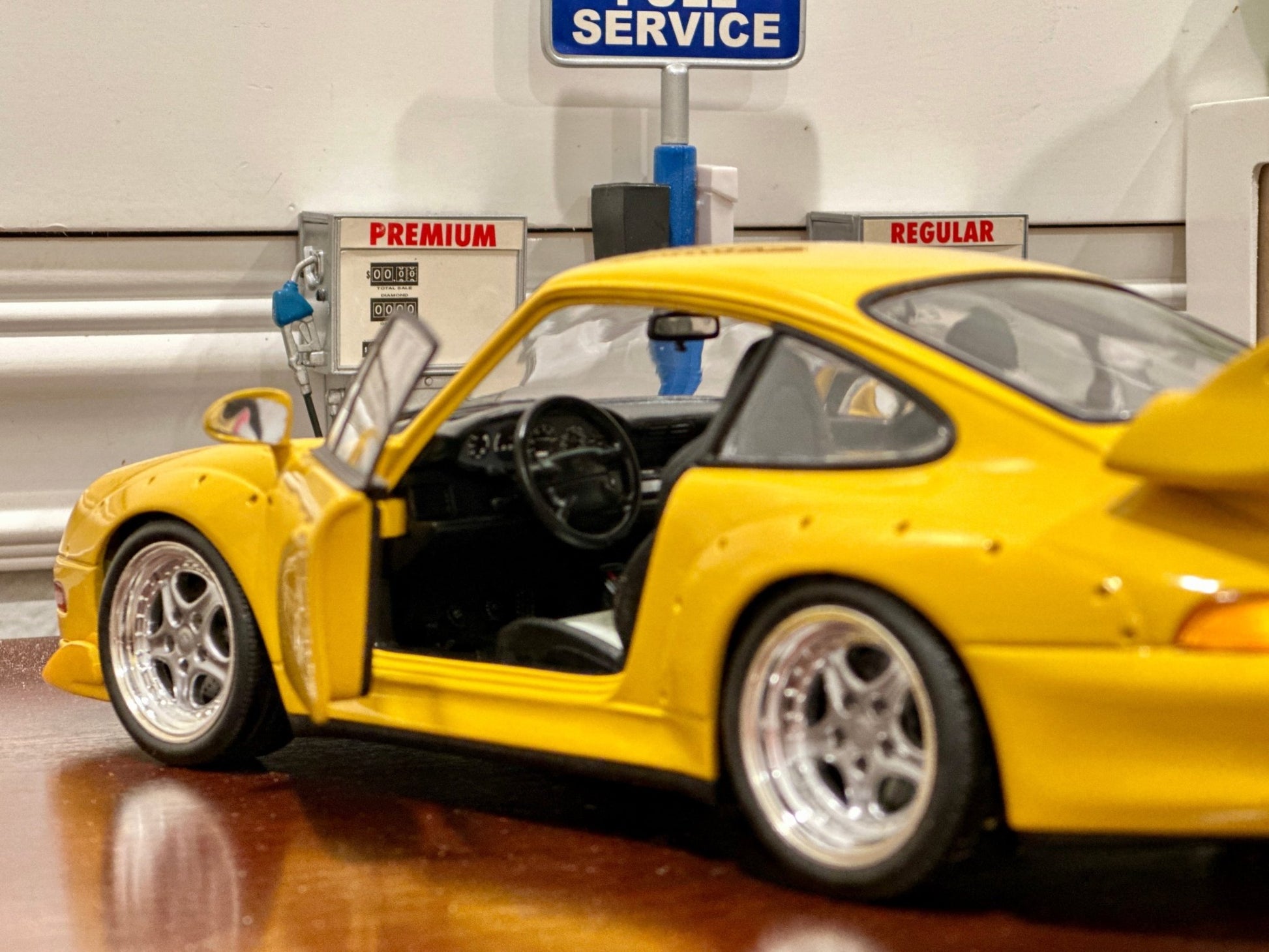 UT Models Porsche 911 GT2 993 Yellow 1/18 Scale Diecast Model Car - Product Image