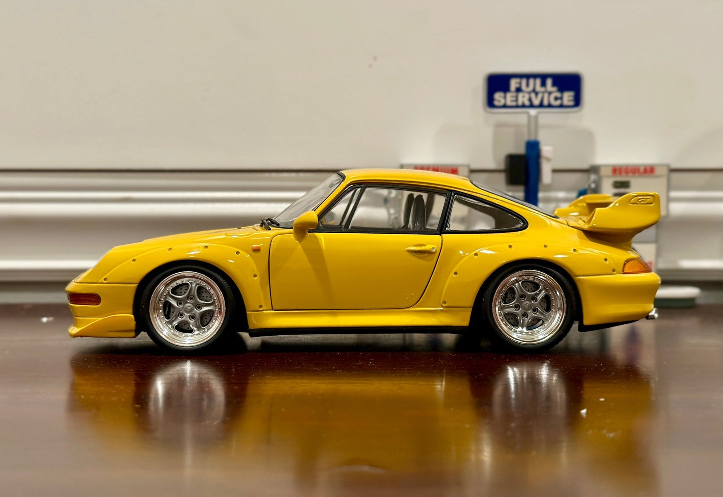 UT Models Porsche 911 GT2 993 Yellow 1/18 Scale Diecast Model Car - Product Image