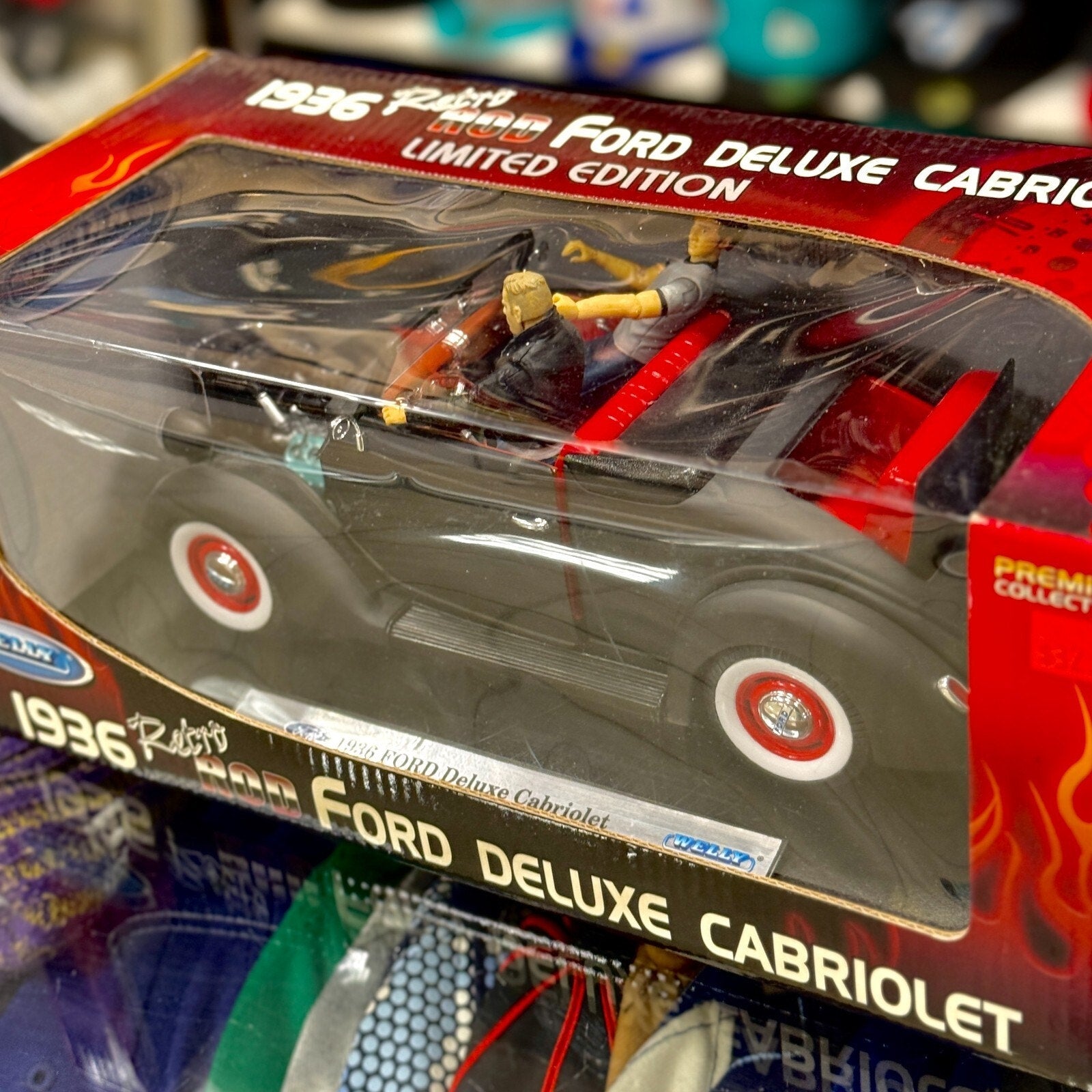 WELLY 1936 Ford Deluxe Cabriolet Retro Rod 1/18 Scale Diecast Model Car | Limited Edition - Product Image