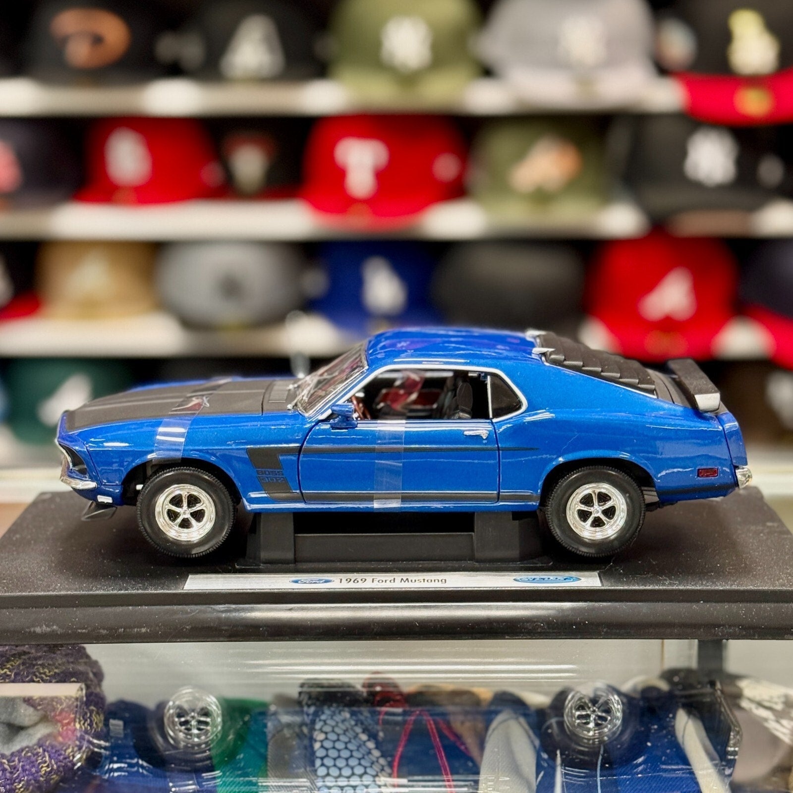 WELLY 1969 Ford Mustang Boss 302 Blue 1/18 Scale Diecast Model Car | New - Product Image