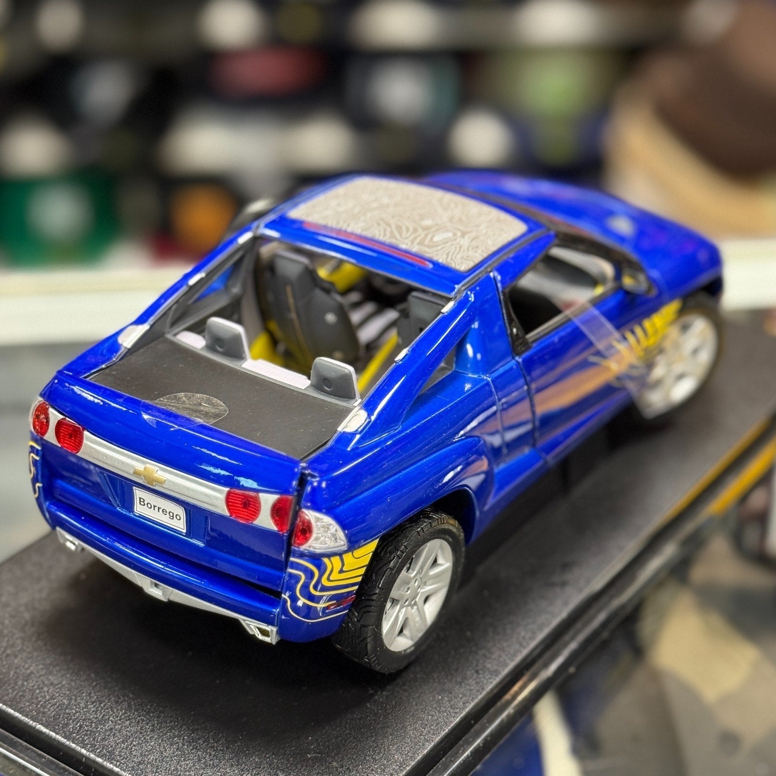 WELLY 2001 Chevrolet Borrego Concept Blue 1/18 Scale Diecast Model Car | New - Product Image