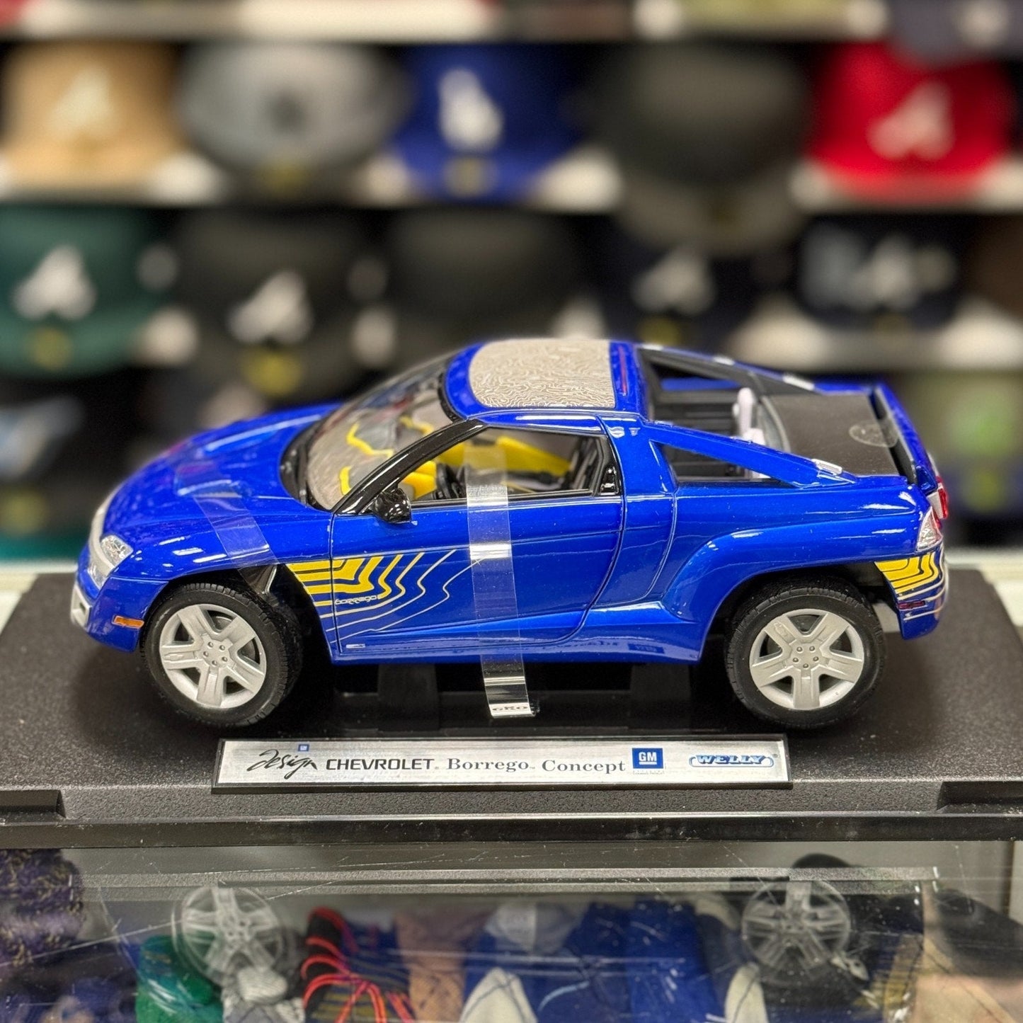 WELLY 2001 Chevrolet Borrego Concept Blue 1/18 Scale Diecast Model Car | New - Product Image