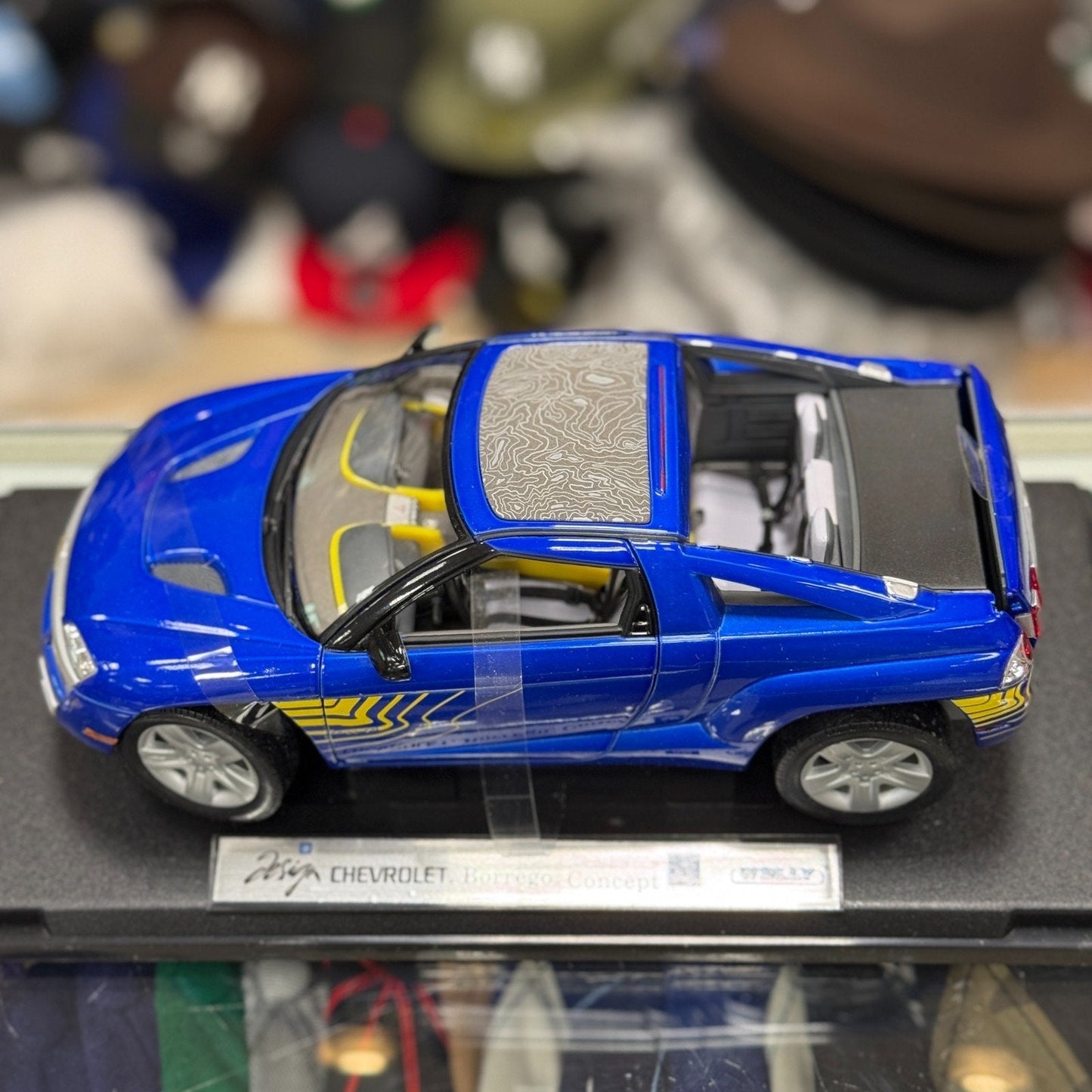 WELLY 2001 Chevrolet Borrego Concept Blue 1/18 Scale Diecast Model Car | New - Product Image