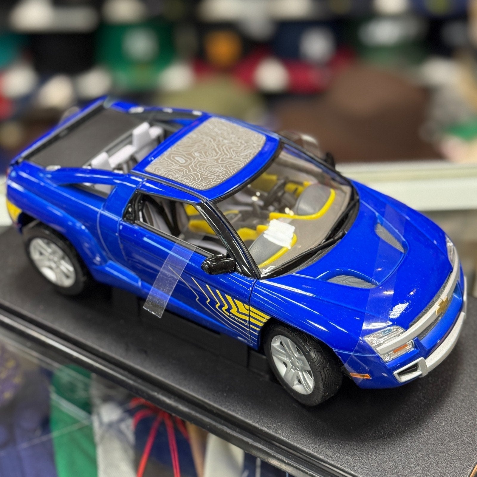 WELLY 2001 Chevrolet Borrego Concept Blue 1/18 Scale Diecast Model Car | New - Product Image