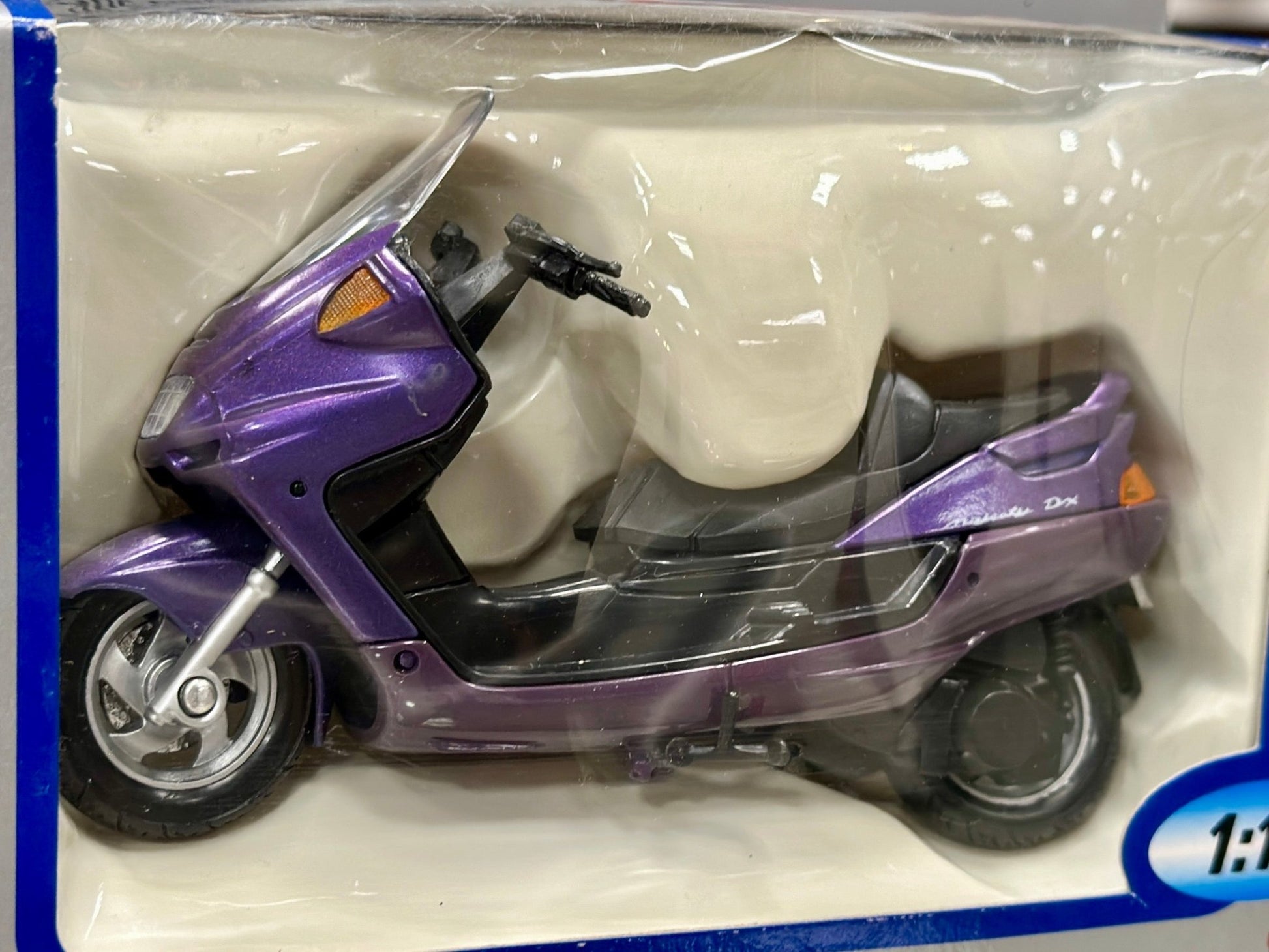 WELLY Yamaha Majesty Vespa 1/18 Scale Model Motorcycle - Product Image