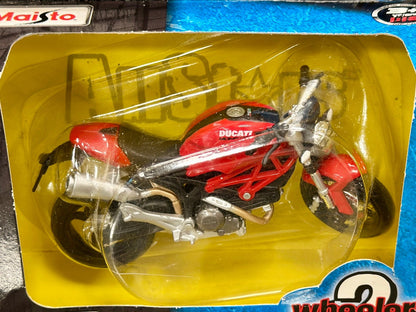 Yamaha Road Star Red 1/18 Scale Diecast Model Bike | New - Product Image